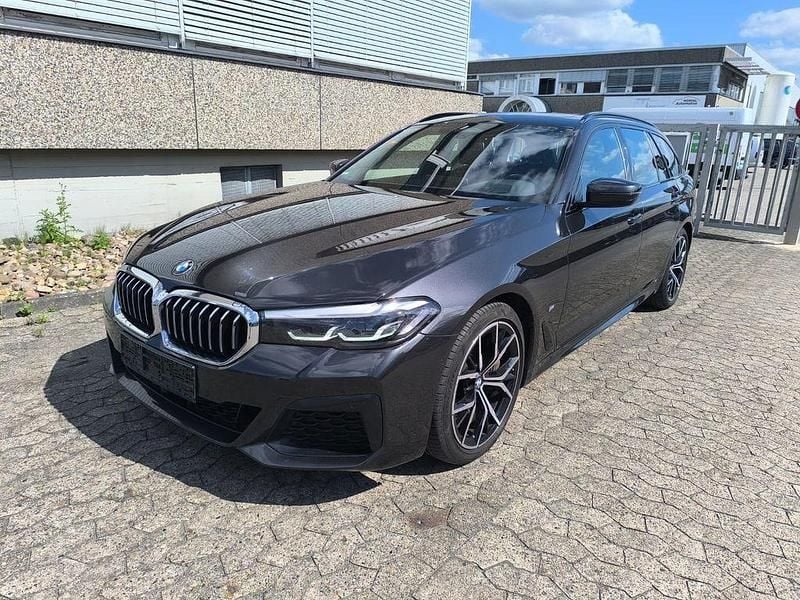 Grau Gebraucht 2023 BMW 530 M Sport Kombi | 36.900 € (Guter Preis) - Bild 1/4