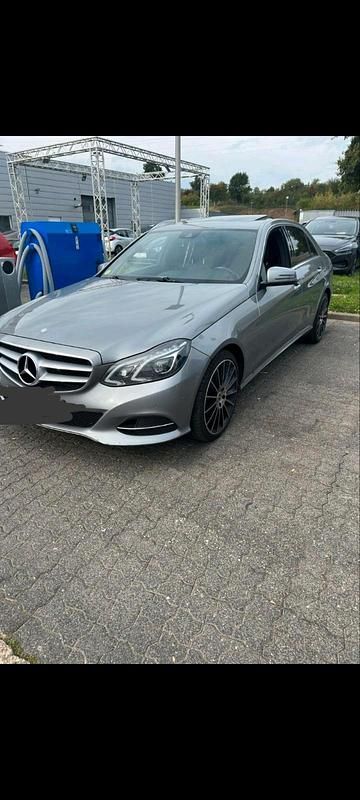 Grau Gebraucht 2014 Mercedes E220 Limousine | 20.500 € (Teuer) - Bild 1/4