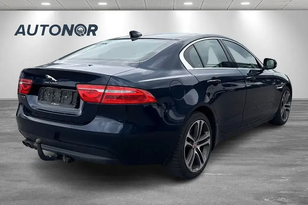 Gebraucht Jaguar XE Portfolio 179 PS (131 kW) 2017 Blau Limousine