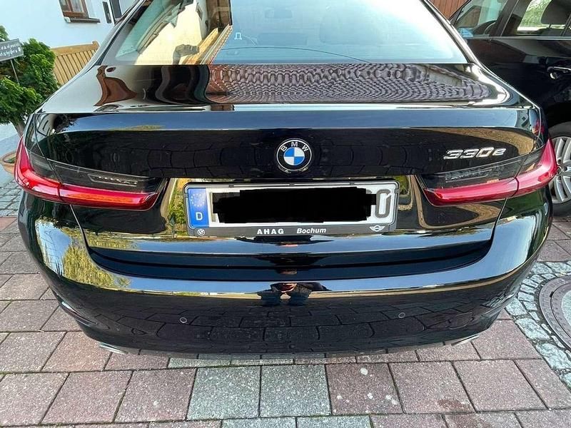 Gebraucht BMW 330e Advantage 184 PS (135 kW) 2020 Schwarz Limousine