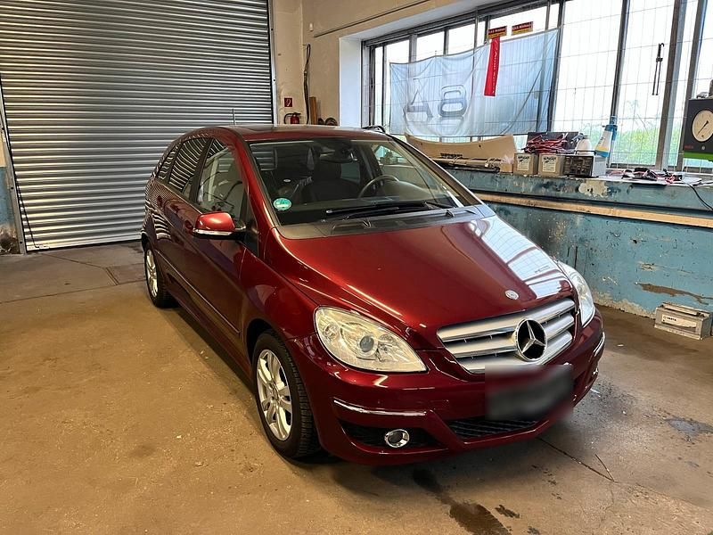 Używany Mercedes B200 136 KM (100 kW) 2011 Czerwony Minivan