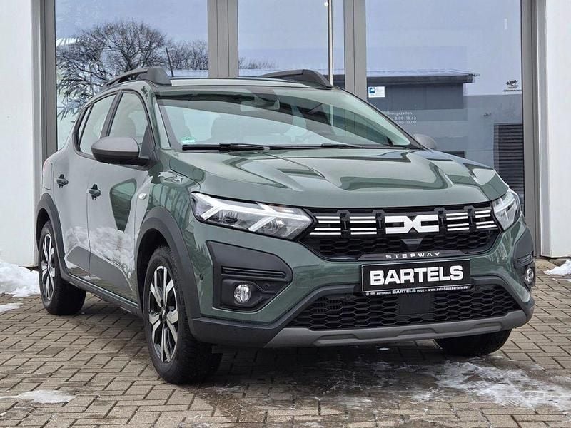 Grau Gebraucht 2023 Dacia Sandero Expression Limousine | 16.740 € (Teuer) - Bild 1/4