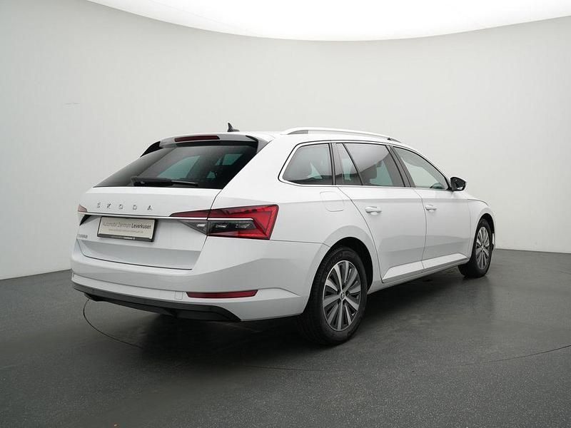 Gebraucht Skoda Superb Style 150 PS (110 kW) 2023 Weiss / moonweiß perleffekt (metallic) Kombi