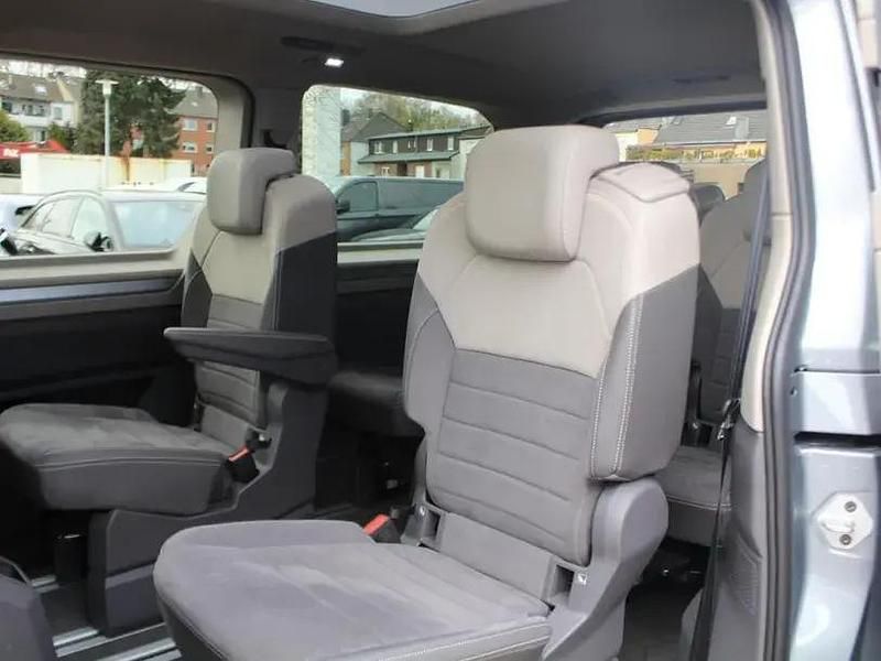 Second-hand VW Multivan Style 150 CP (110 kW) 2025 Argintiu Monovolum