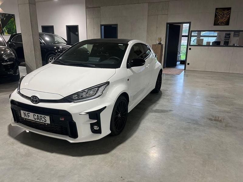 Weiß Gebraucht 2021 Toyota Yaris Kleinwagen | 34.990 € (Teuer) - Bild 1/4