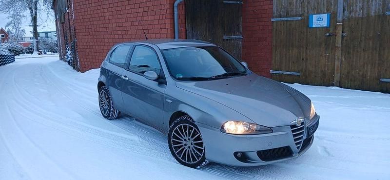 Gebraucht Alfa Romeo 147 Impression 130 PS (95 kW) 2005 Grau Kleinwagen