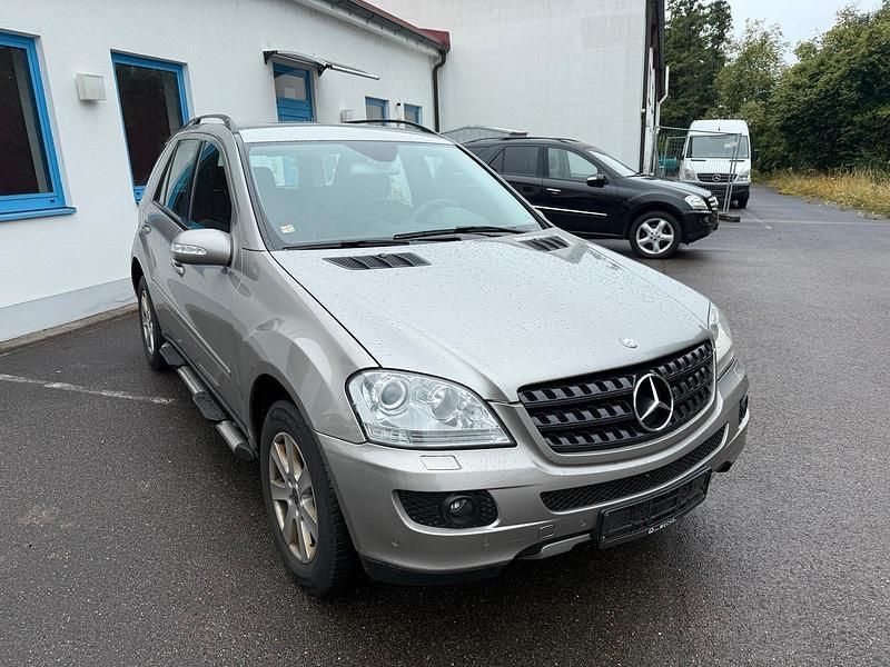Grau Gebraucht 2006 Mercedes ML320 SUV | 5.490 € (Superpreis) - Bild 1/4