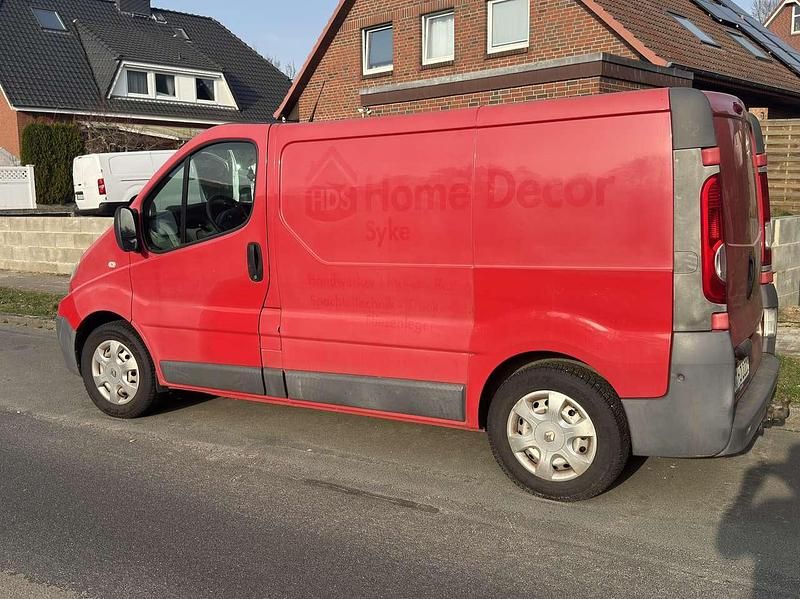 Gebraucht Renault Trafic 114 PS (83 kW) 2009 Rot Van / Kleinbus