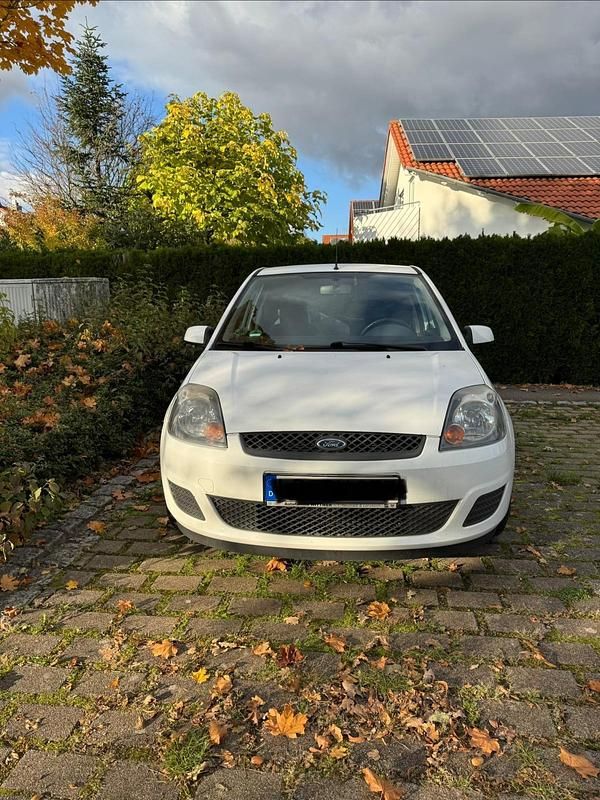 Weiß Gebraucht 2006 Ford Fiesta Kleinwagen | 1.950 € (Fairer Preis) - Bild 1/4