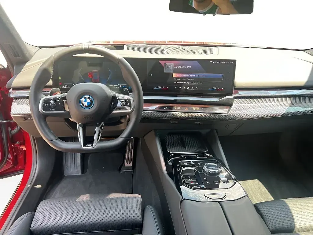 Gebraucht BMW 550e M Sport 489 PS (359 kW) 2025 Other Limousine