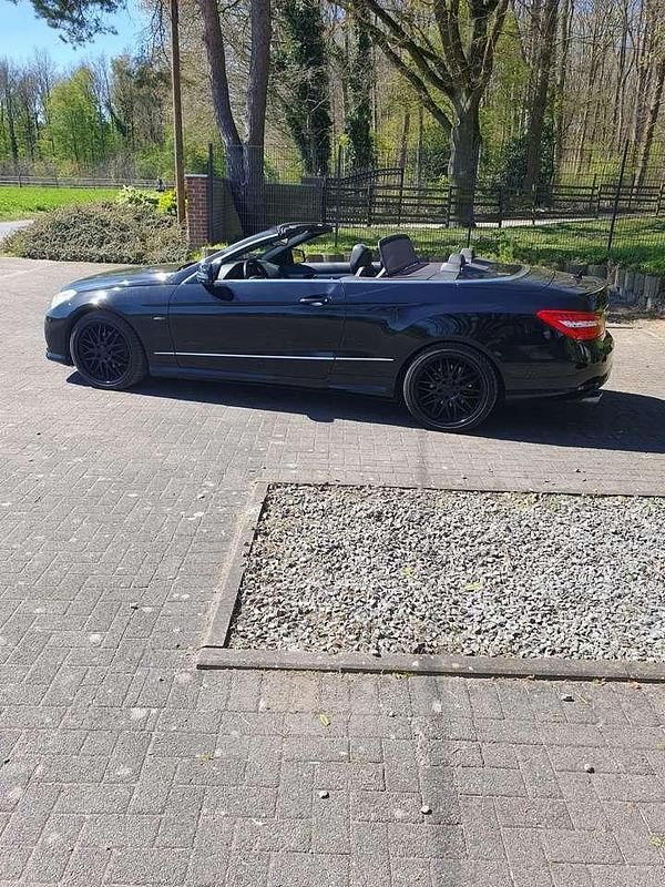 Gebraucht Mercedes E200 AMG 184 PS (135 kW) 2010 Schwarz Cabrio