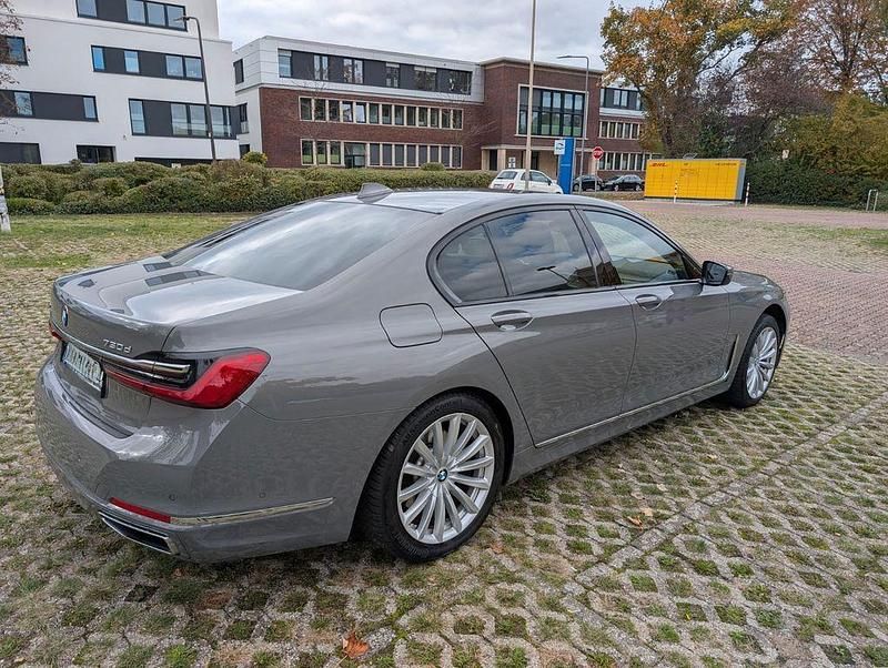 Grau Gebraucht 2021 BMW 730 Efficient Dynamics Limousine | 47.700 € (Superpreis) - Bild 1/4