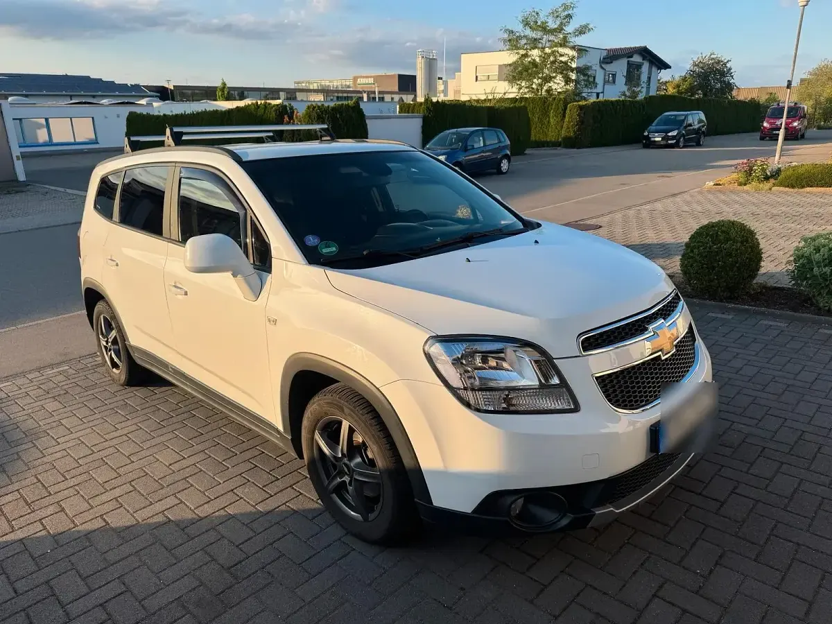 Gebraucht Chevrolet Orlando 141 PS (103 kW) 2011 Weiß Van / Kleinbus