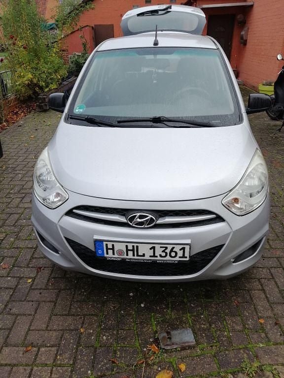 Silber Gebraucht 2011 Hyundai i10 Classic Kleinwagen | 2.750 € (Fairer Preis) - Bild 1/4