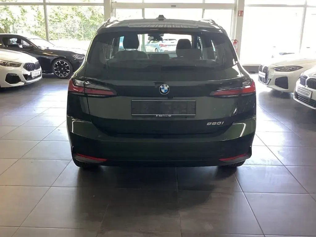 Gebraucht BMW 220 Active Tourer Luxury Line 170 PS (125 kW) 2025 Gruen Van / Kleinbus