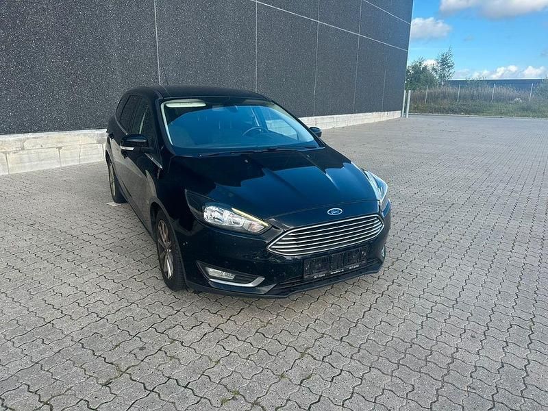 Gebraucht Ford Focus Titanium 120 PS (88 kW) 2016 Schwarz Limousine