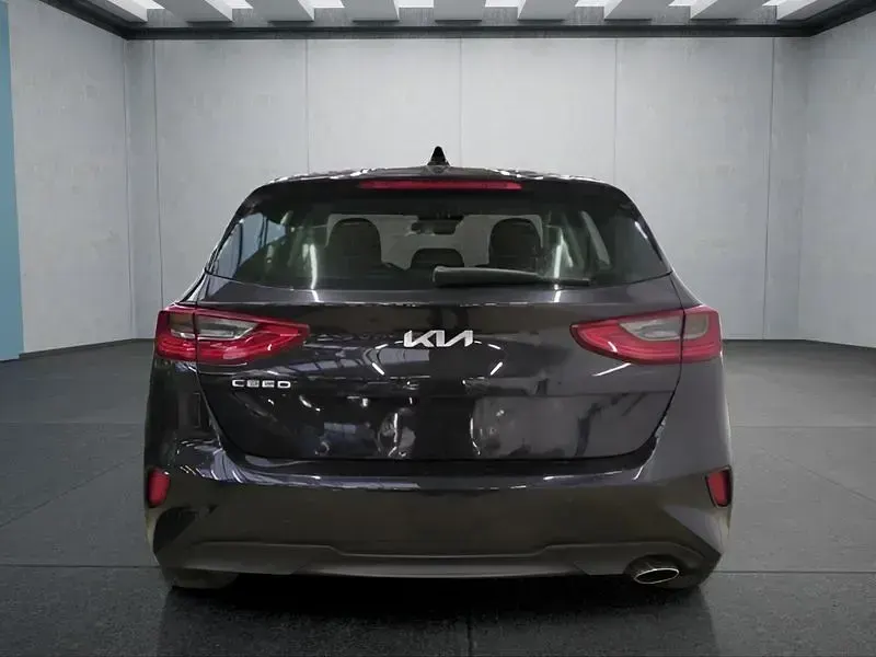 Używany Kia Ceed Vision 140 KM (102 kW) 2025 Czarny Hatchback
