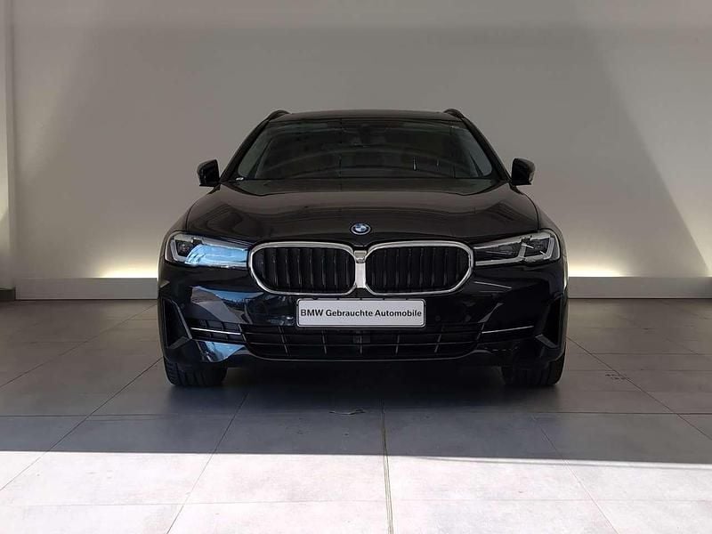 Gebraucht BMW 530e 292 PS (214 kW) 2022 Black sapphire metallic Kombi