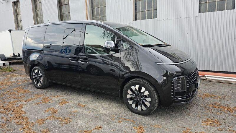 Braun Gebraucht 2023 Hyundai Staria Signature Van | 41.000 € - Bild 1/4