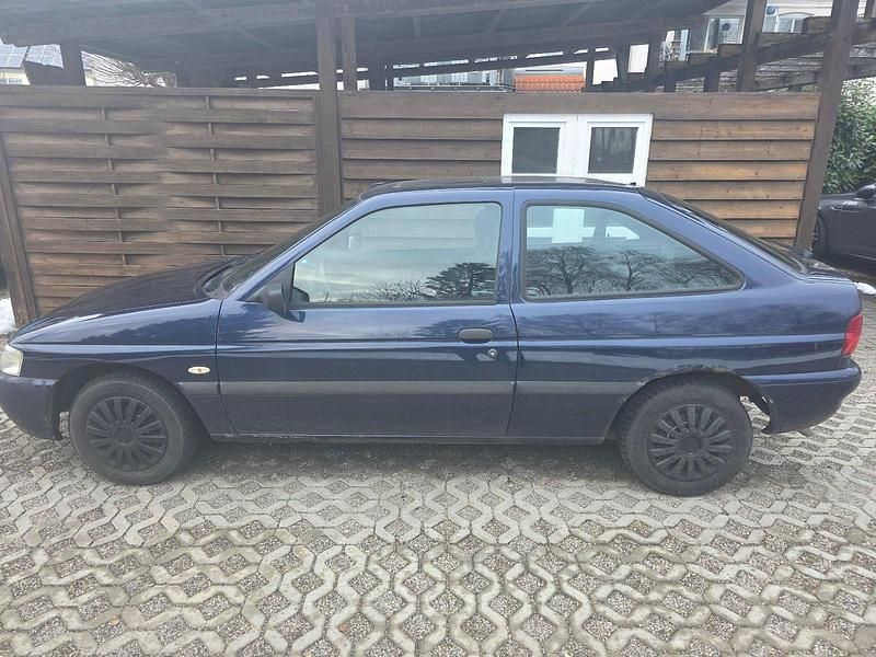 Gebraucht Ford Escort 75 PS (55 kW) 1996 Blau Kleinwagen