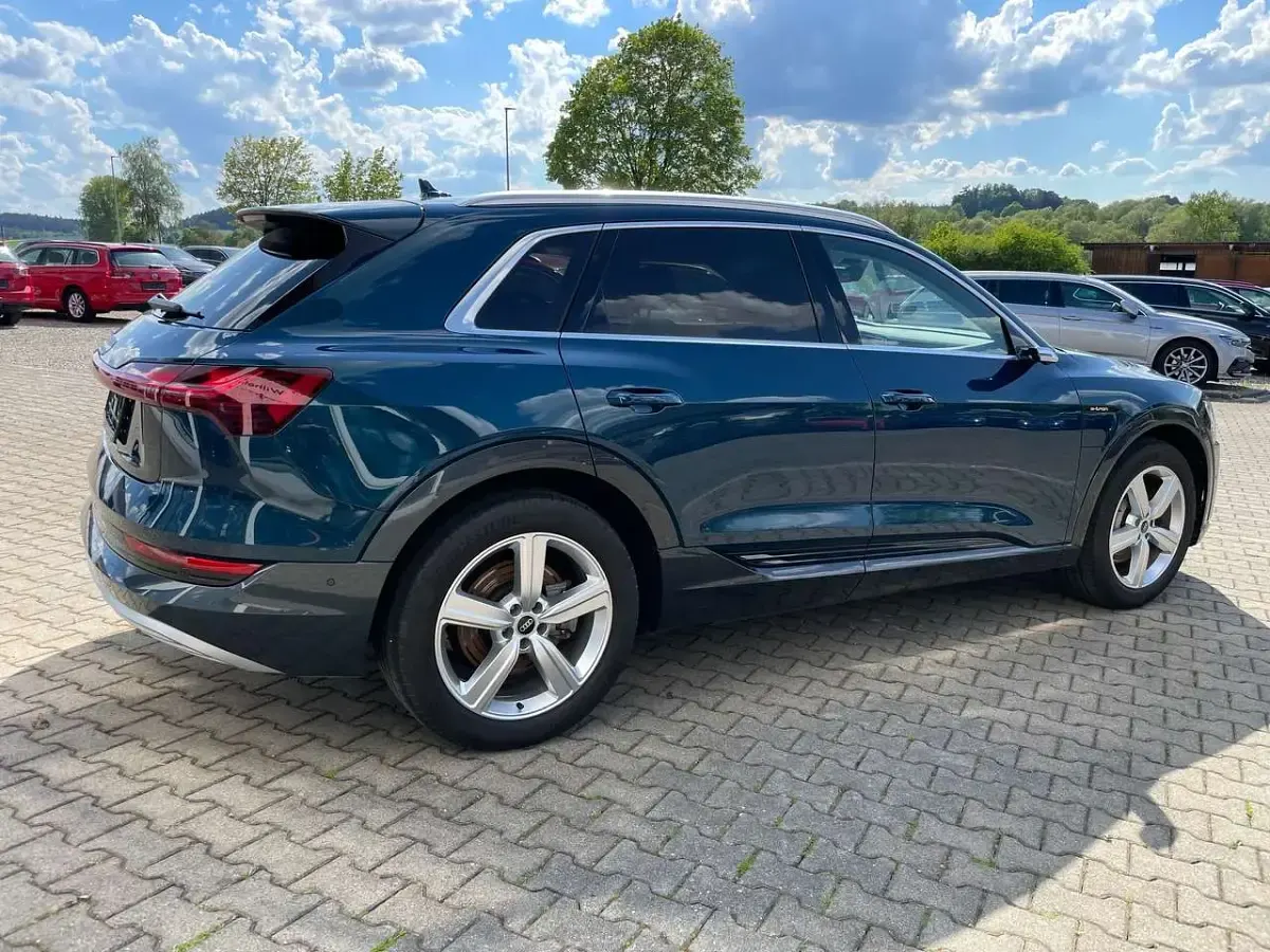 Gebraucht Audi e-tron 230 kW (313 PS) 2022 Galaxisblau metallic SUV