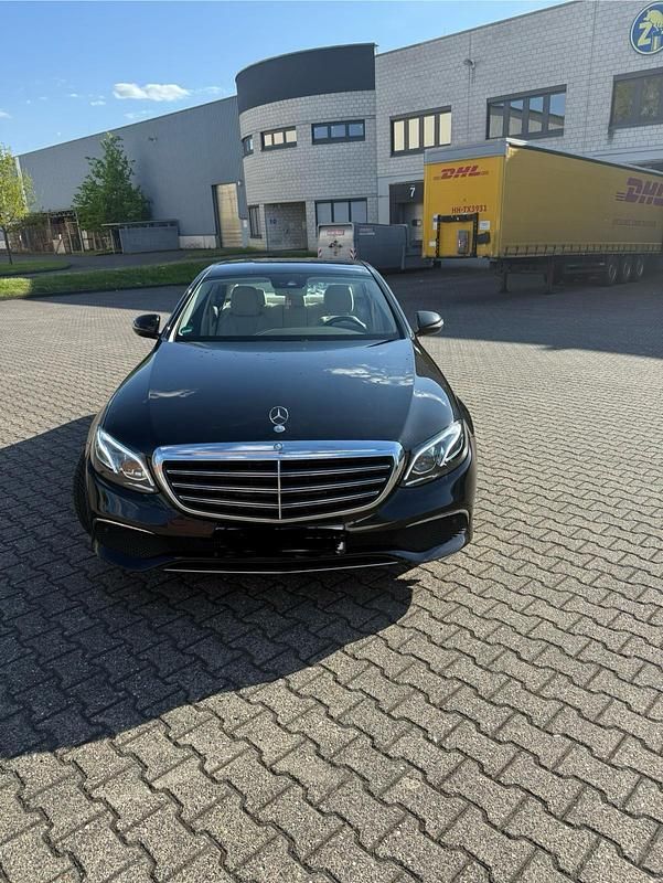 Schwarz Gebraucht 2016 Mercedes E220 Limousine | 25.500 € (Guter Preis) - Bild 1/4