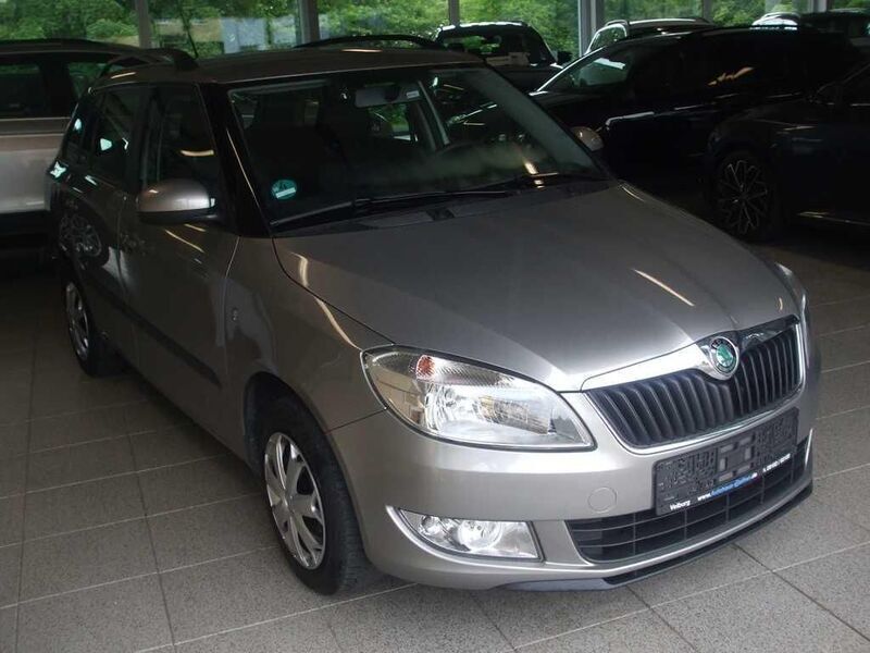 Beige (metallic) Gebraucht 2011 Skoda Fabia Kombi | 2.400 € (Guter Preis) - Bild 1/4