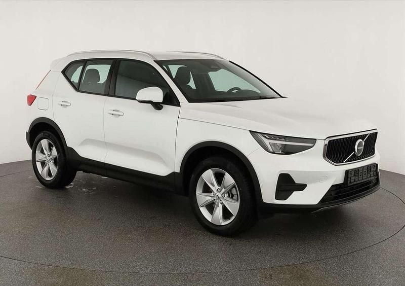 Crystal white perlglanz... Neu 2025 Volvo XC40 Core SUV | 36.595 € (Superpreis) - Bild 1/4