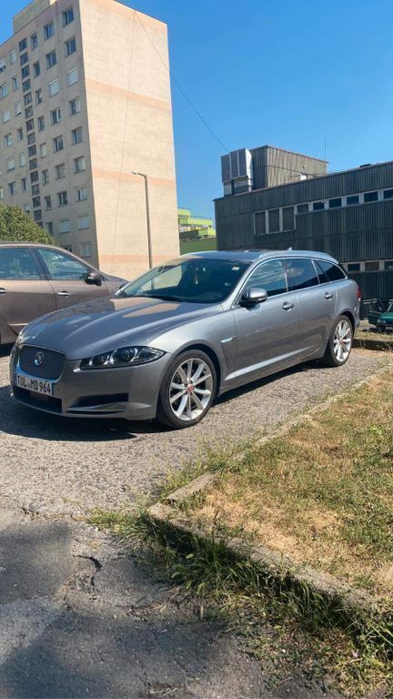 Grau Gebraucht 2014 Jaguar XF Limousine | 14.000 € - Bild 1/3