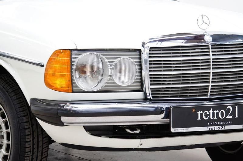 Weiß Gebraucht 1981 Mercedes 200 Limousine | 14.900 € - Bild 1/4