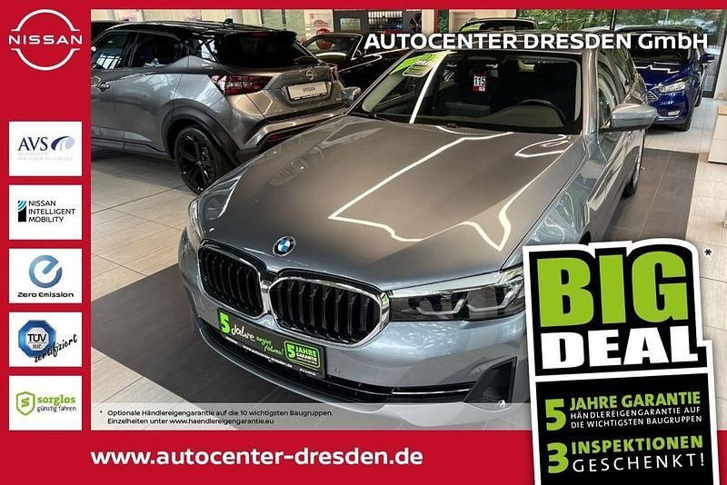 Grau Gebraucht 2022 BMW 520 Sport Line Kombi | 31.890 € (Guter Preis) - Bild 1/4