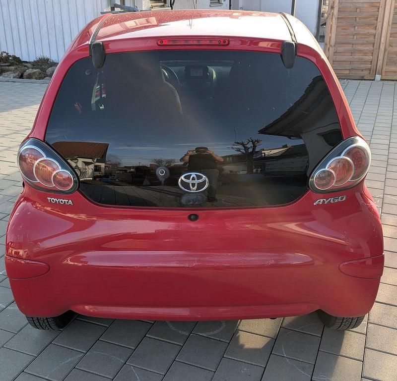 Gebraucht Toyota Aygo 68 PS (50 kW) 2011 Rot Kleinwagen