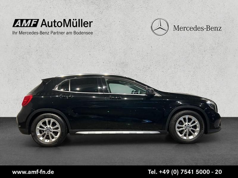 Schwarz Gebraucht 2016 Mercedes GLA180 AMG line SUV | 17.985 € (Fairer Preis) - Bild 1/4