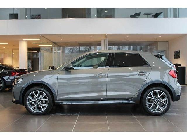 Neu Audi A1 S-Line 116 PS (85 kW) 2025 Chronosgrau metallic Limousine