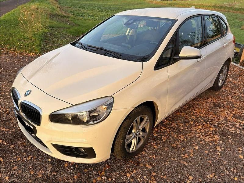 Weiß Gebraucht 2015 BMW 218 Active Tourer Van / Kleinbus | 8.950 € (Superpreis) - Bild 1/4
