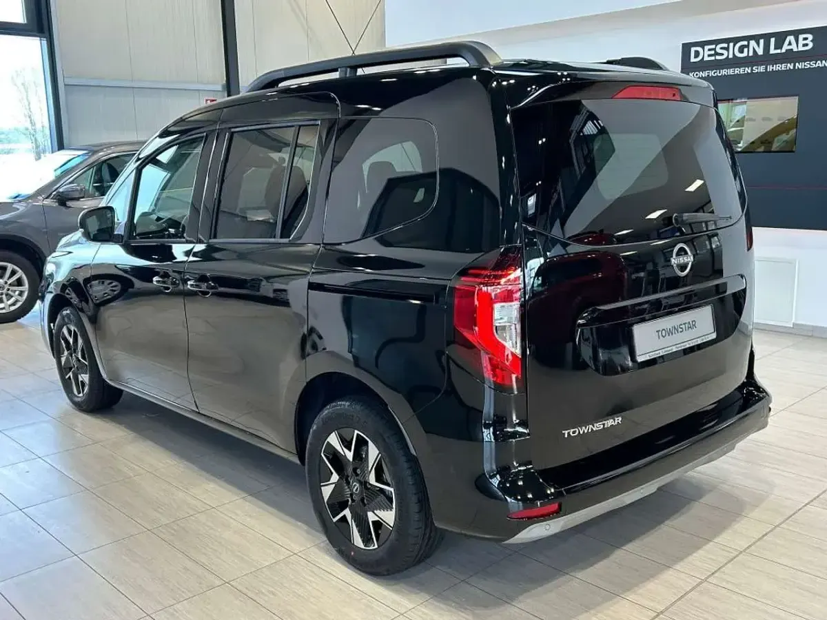 Neu Nissan Townstar Tekna 131 PS (96 kW) 2026 Black metallic Kombi