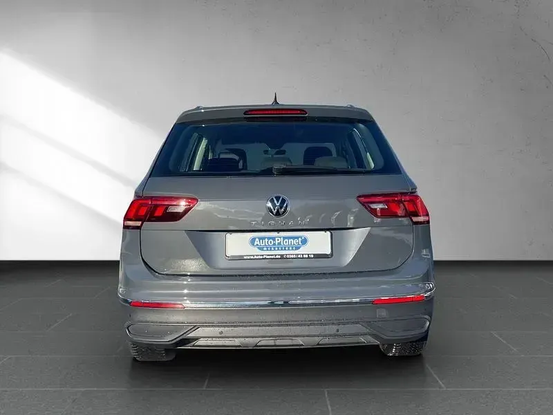Gebraucht VW Tiguan Life 131 PS (96 kW) 2021 Delfingrau metallic (metallic) SUV