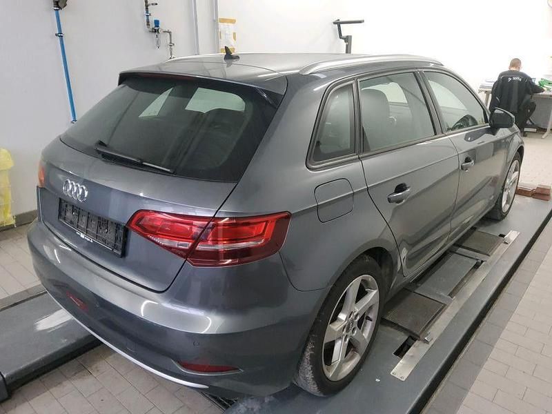 Gebraucht Audi A3 Sport 116 PS (85 kW) 2019 Grau Limousine