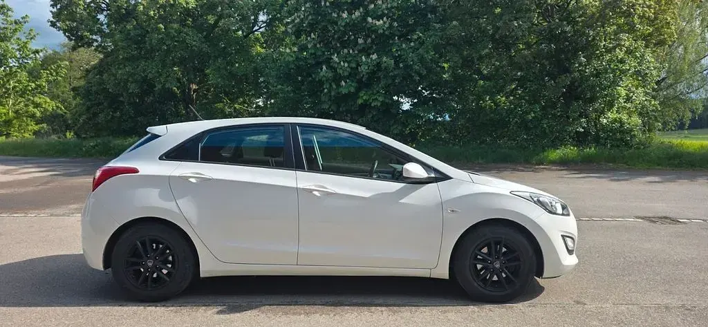 Gebraucht Hyundai i30 Edition 99 PS (72 kW) 2015 Weiß Limousine