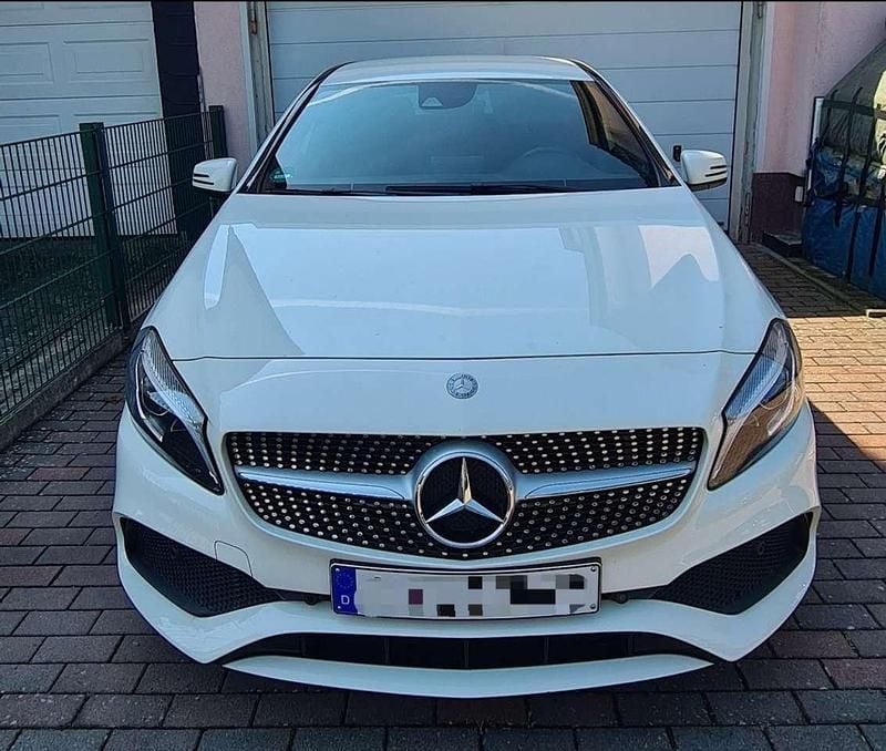 Weiß Gebraucht 2017 Mercedes A180 Edition Kleinwagen | 18.000 € (Fairer Preis) - Bild 1/4
