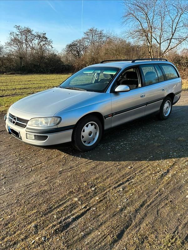 Silber Gebraucht 1998 Opel Omega Kombi | 2.150 € - Bild 1/4