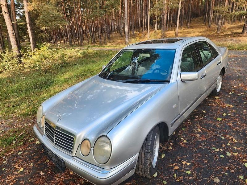 Silber Gebraucht 1995 Mercedes E230 Elegance Limousine | 2.900 € - Bild 1/4