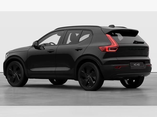 Neu Volvo XC40 Plus 163 PS (119 kW) 2025 Schwarz (onyx black / metallic) SUV