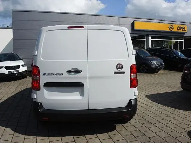Gebraucht Fiat e-Scudo 100 kW (136 PS) 2023 Weiss Van / Kleinbus
