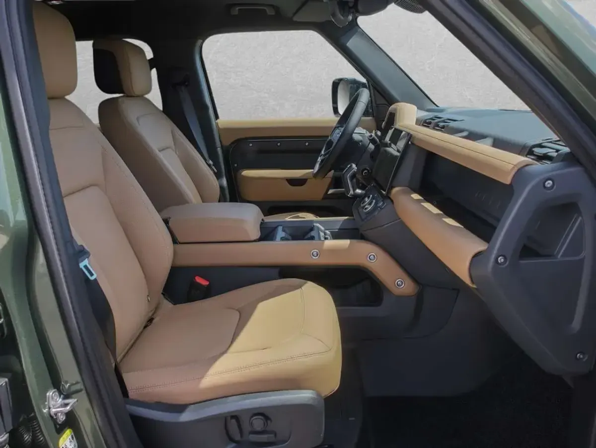 Nouă Land Rover Defender HSE Dynamic 349 CP (256 kW) 2026 Verde SUV