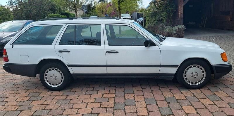Second-hand Mercedes E230 132 CP (97 kW) 1988 Alb Break