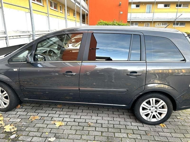 Grau Gebraucht 2012 Opel Zafira Family Van / Kleinbus | 4.500 € (Fairer Preis) - Bild 1/4
