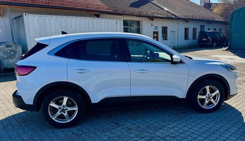 Gebraucht Ford Kuga Titanium 120 PS (88 kW) 2020 Weiß SUV