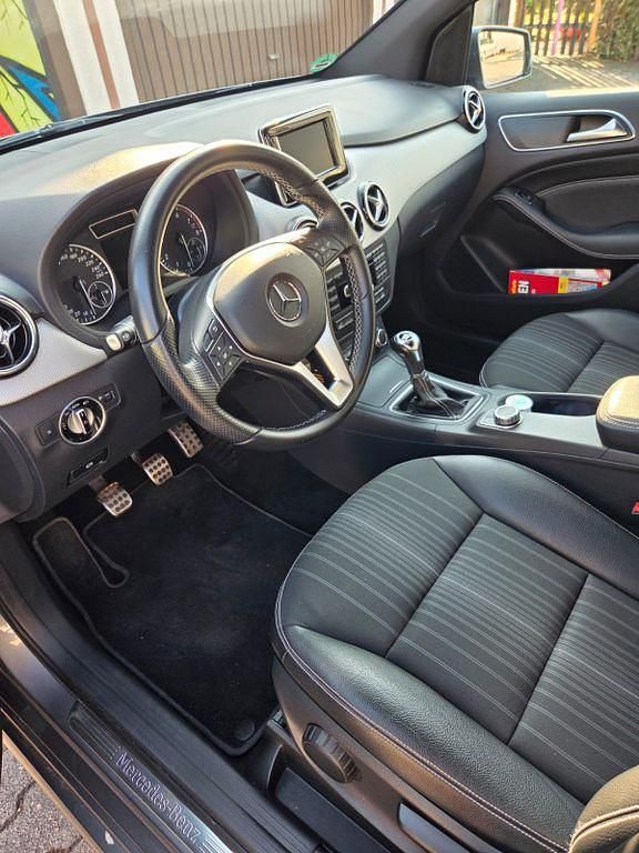 Gebraucht Mercedes B180 122 PS (89 kW) 2014 Grau Van / Kleinbus