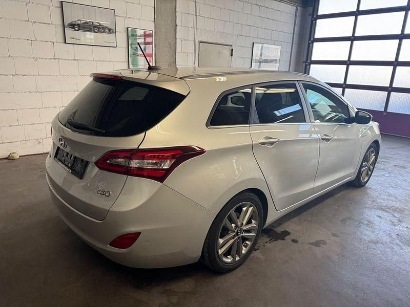 Gebraucht Hyundai i30 Passion 110 PS (80 kW) 2016 Silber Kombi
